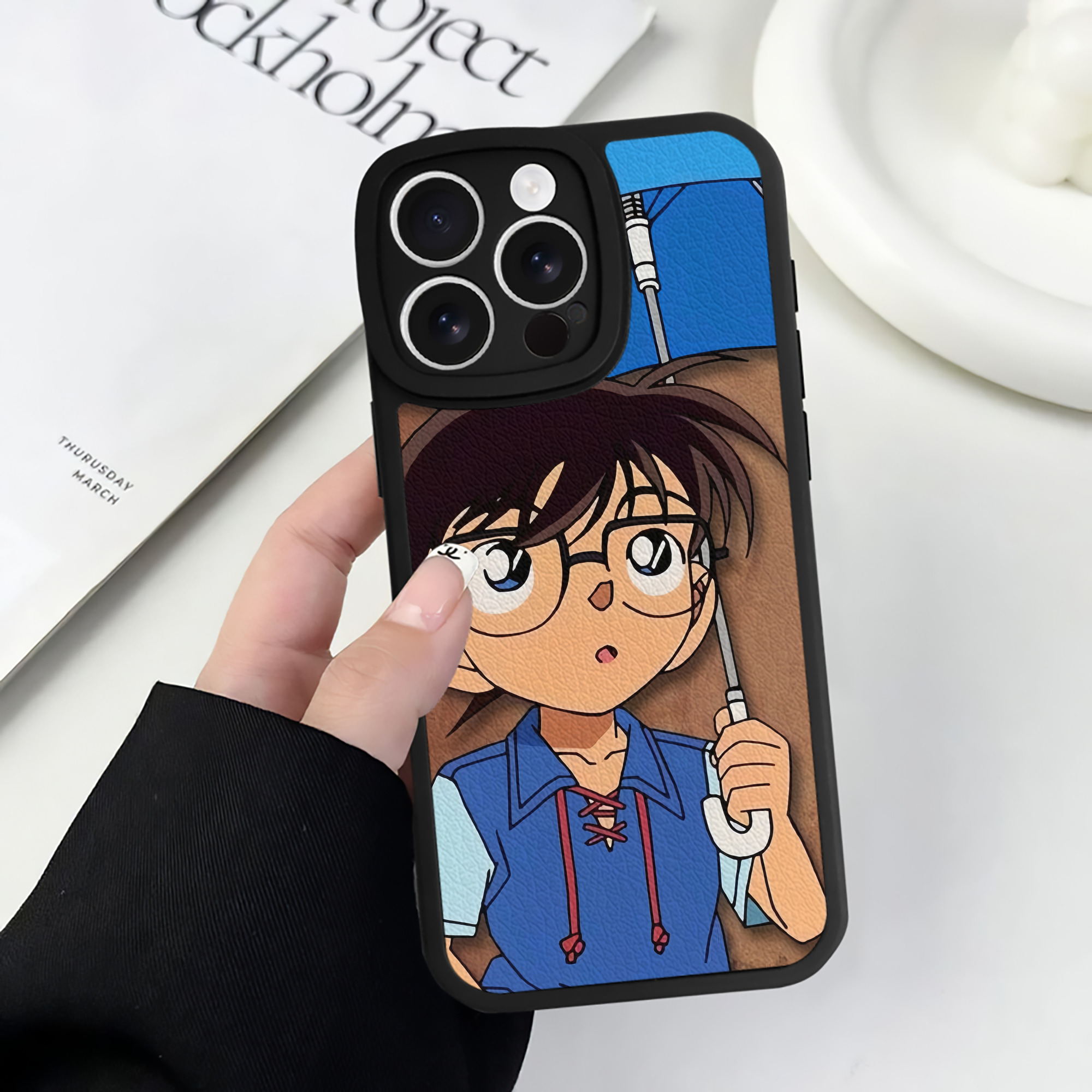 （画像用） 名探偵コナン Detective Conan 【iPhone 16シリーズ対応】シリコンスマホケース（レザー調） 材質：シリコン